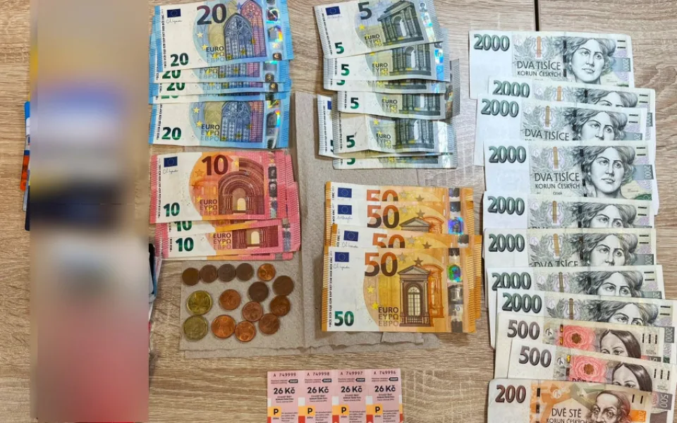 Poctivec našel a řádně odevzdal peněženku pořádně naditou korunami a eurobankovkami