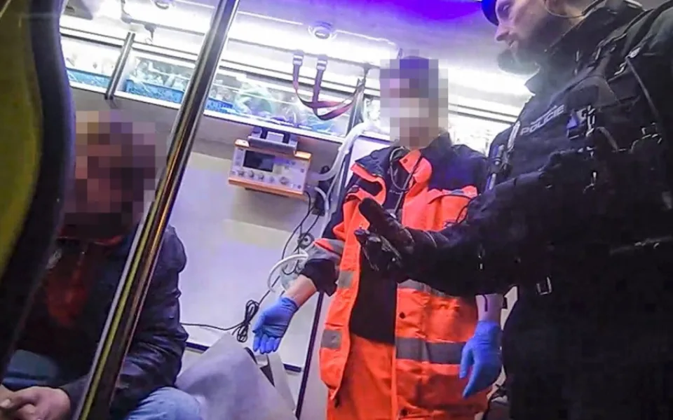 Agresor nakonec skončil v péči záchranářů