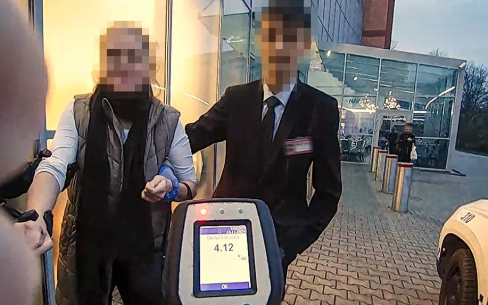 Žena se propila do žalostného stavu