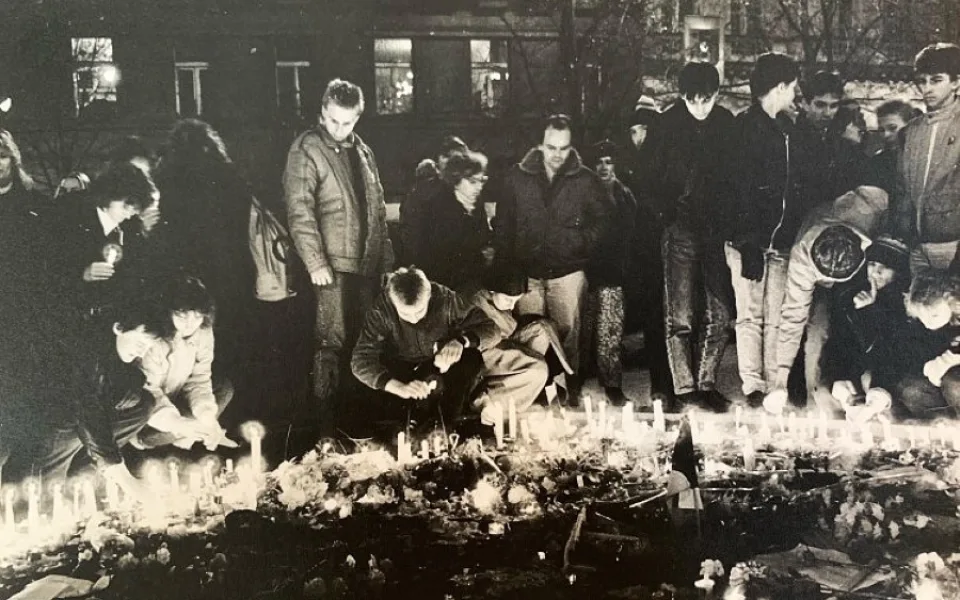 Fotografie zachycuje sametovou revoluci v listopadu 1989, která už běžela na plné obrátky