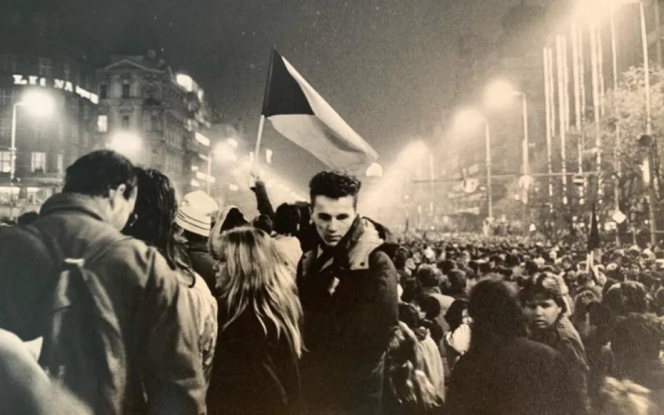 V mrazivém listopadu roku 1989 se začal hroutit komunistický režim, až se nakonec celý zhroutil