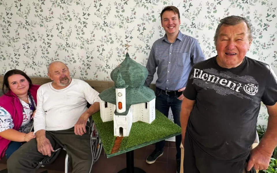 Starosta Železné Rudy s dvojici šikovných seniorů