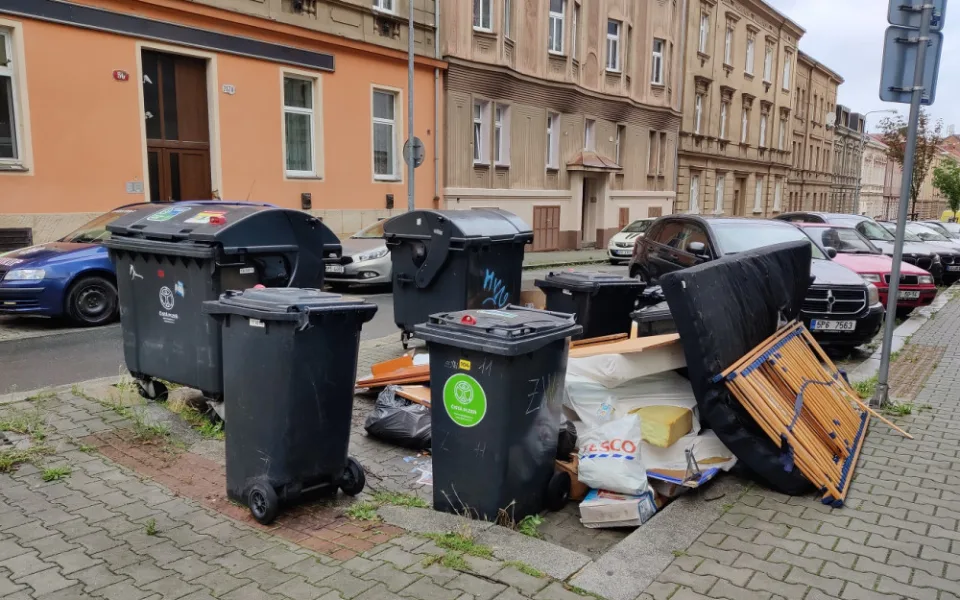 Strážníci dopadli zakladatele černých skládek, museli zaplatit pokutu a hezky po sobě uklidit