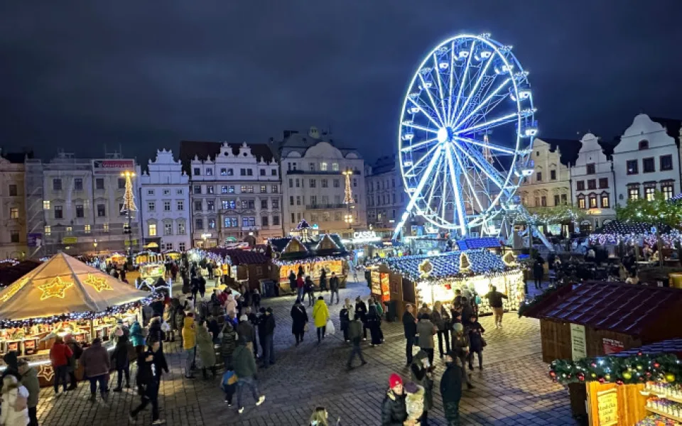 Největší adventní trhy v Česku startují 22. listopadu a nabídnou kolem 130 stánků. Rozjede se i vyhlídkové kolo