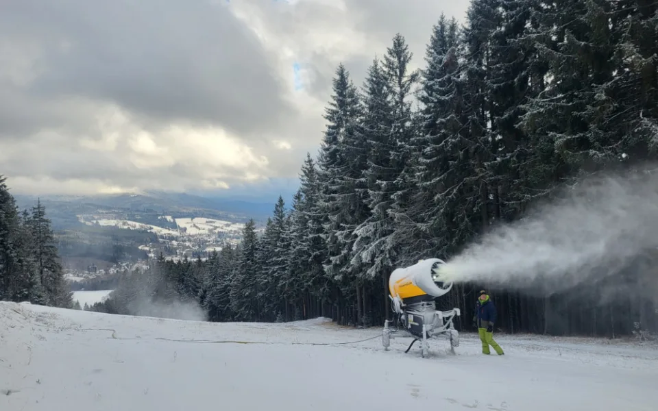 Šumavský Ski&amp;Bike Špičák poprvé rozjel sněžná děla. Technický sníh pokrývá čerstvě napadaný přírodní podklad