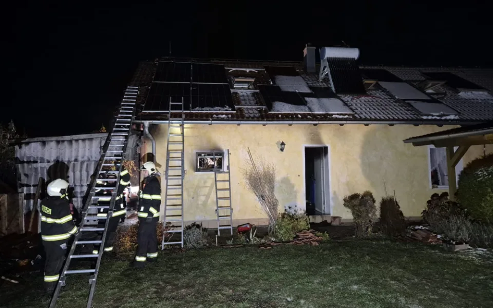 VIDEO: Hasiči bojovali s rozsáhlým požárem garáže a části rodinného domu, škoda překročí milion korun