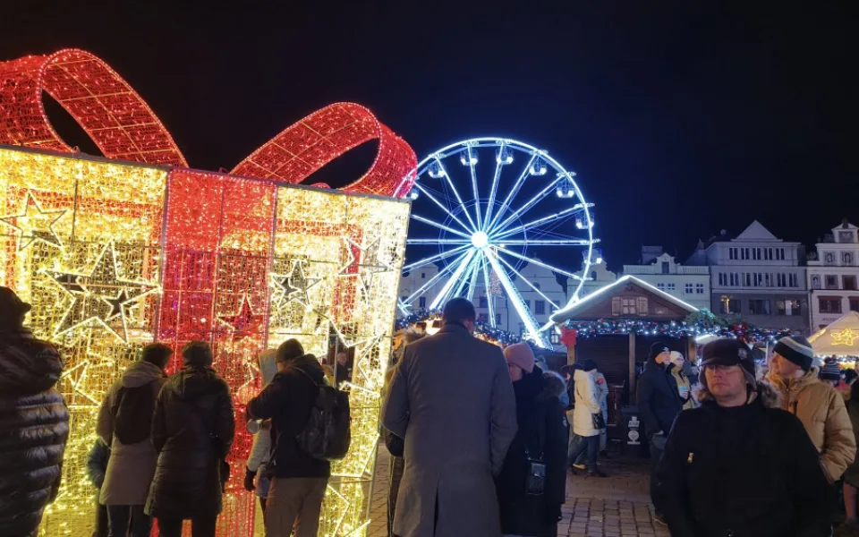 Hned první den lidé vzali doslova útokem největší adventní trhy v Česku. Nejvíce zaujal zářící fotopoint a trdelník
