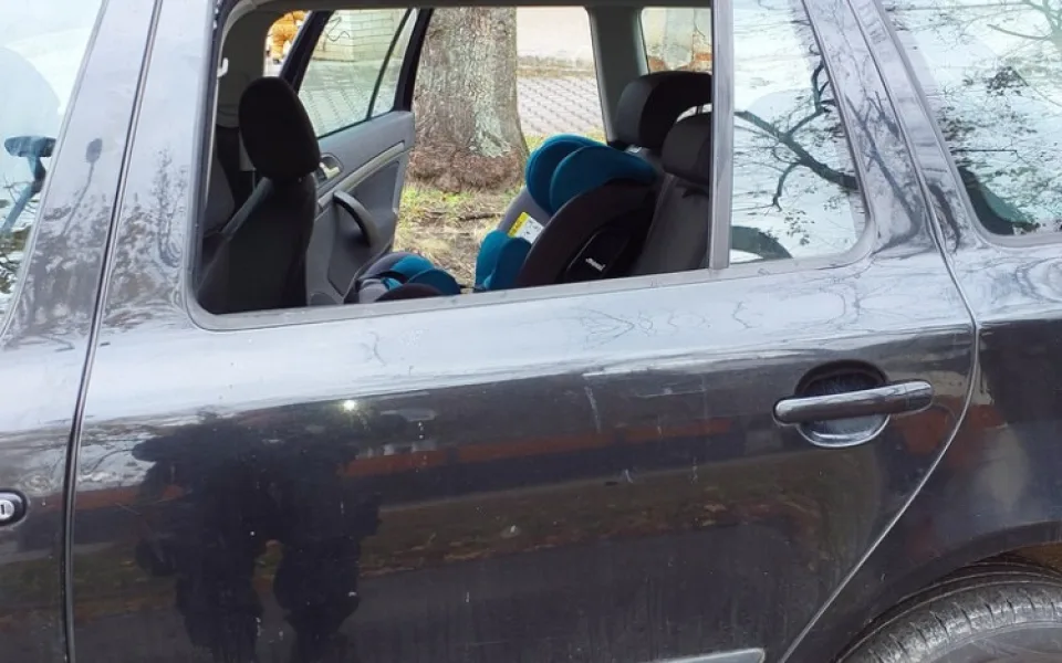VIDEO: Policisté opět zachraňovali dítě ze zamčeného auta, tentokrát se chlapec uvěznil sám