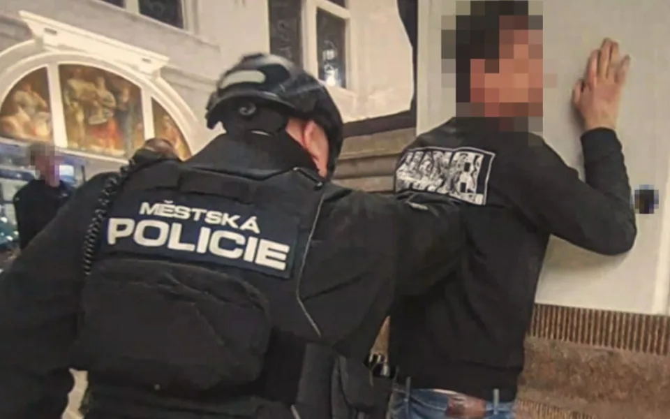 Strážníci vyjížděli na nádraží kvůli vyhrožování střelnou zbraní. Na místě zastihli dva zfetované a agresivní muže