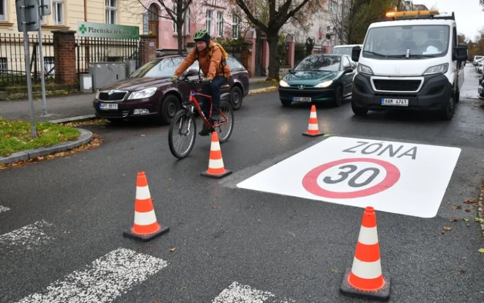 Řidiči pozor, nová Zóna 30 s výrazně omezenou rychlostí vznikla na Borech. Cílem je ochránit chodce