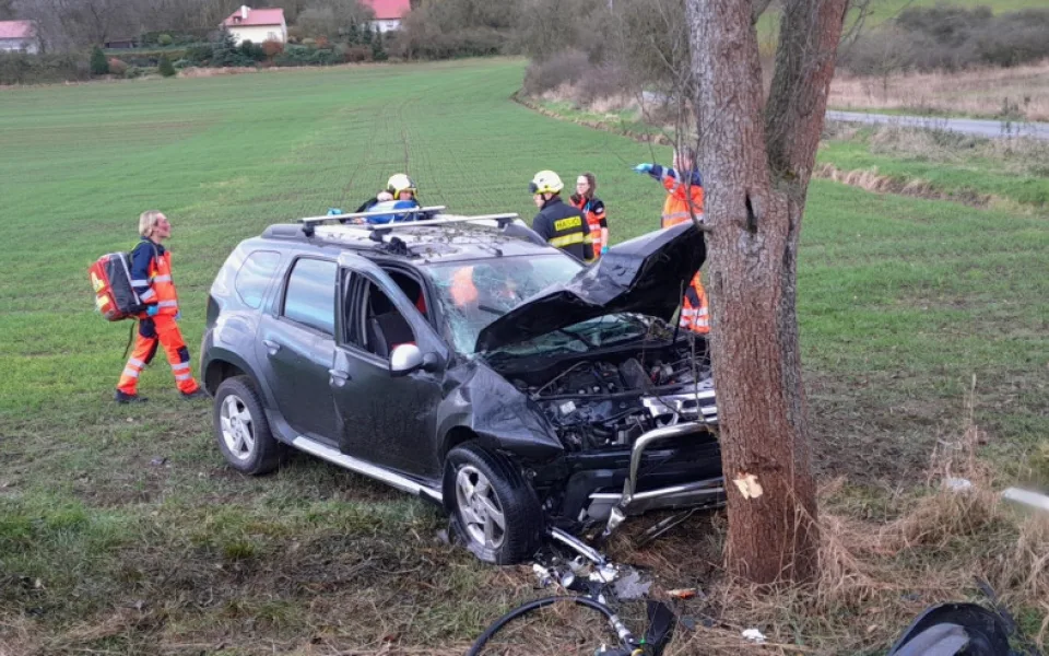 Auto začalo po nárazu do stromu hořet. Jeden ze svědků ihned přispěchal s hasicím přístrojem