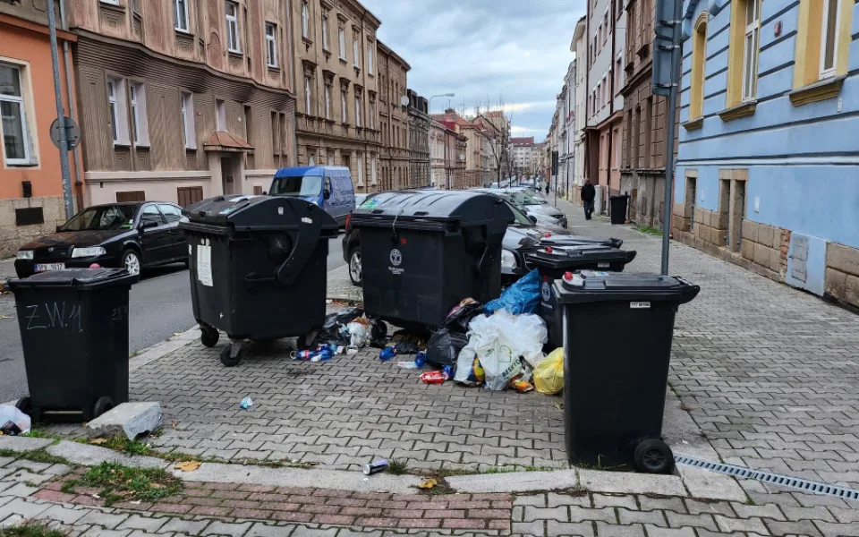 Takto vypadaly popelnice v pátek 29. listopadu odpoledne na rohu ulic Zikmunda Wintera a Hřímalého. Jde o místo, kde se nepořádek pravidelně hromadí.