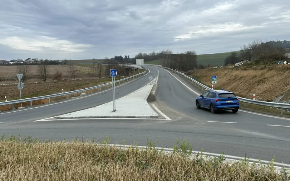 Nový obchvat Klatov je hotový a průjezdný v celé své délce 7,6 km. Cestu na Šumavu zkrátí o 10 minut