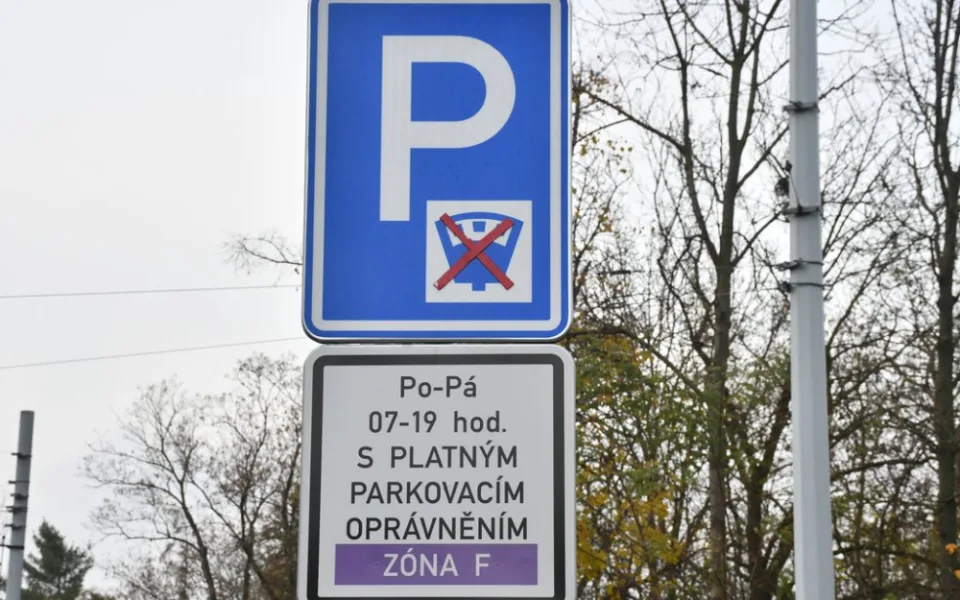 Město rozšířilo zóny placeného parkování na Borech a Slovanech