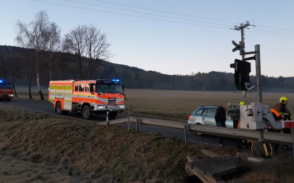 Na železničním přejezdu narazil osobák do vlaku. Mladá řidička nestačila své vozidlo zabrzdit