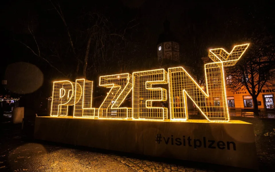 Fotopointy jsou velký hit. Ten plzeňský za 300 tisíc korun teď září v Kopeckého sadech
