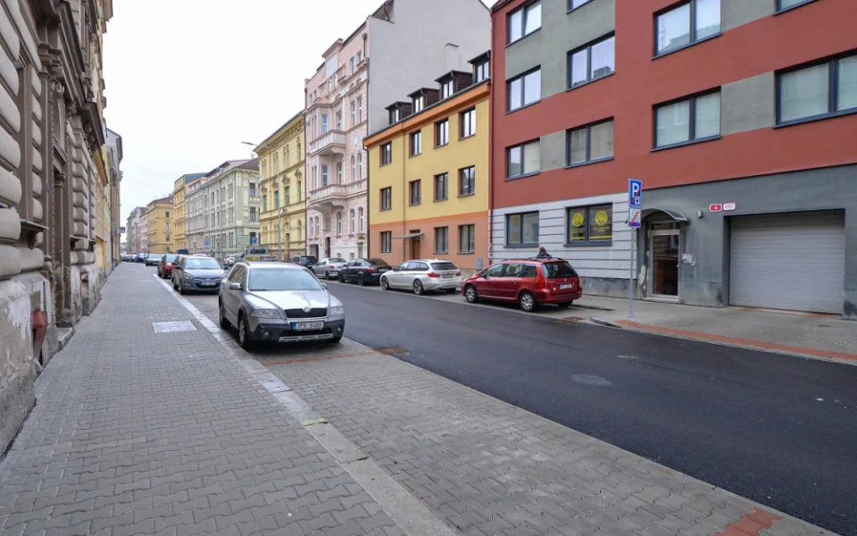 Bendova ulice prošla rekonstrukcí. Nové jsou chodníky, silnice i parkovací místa