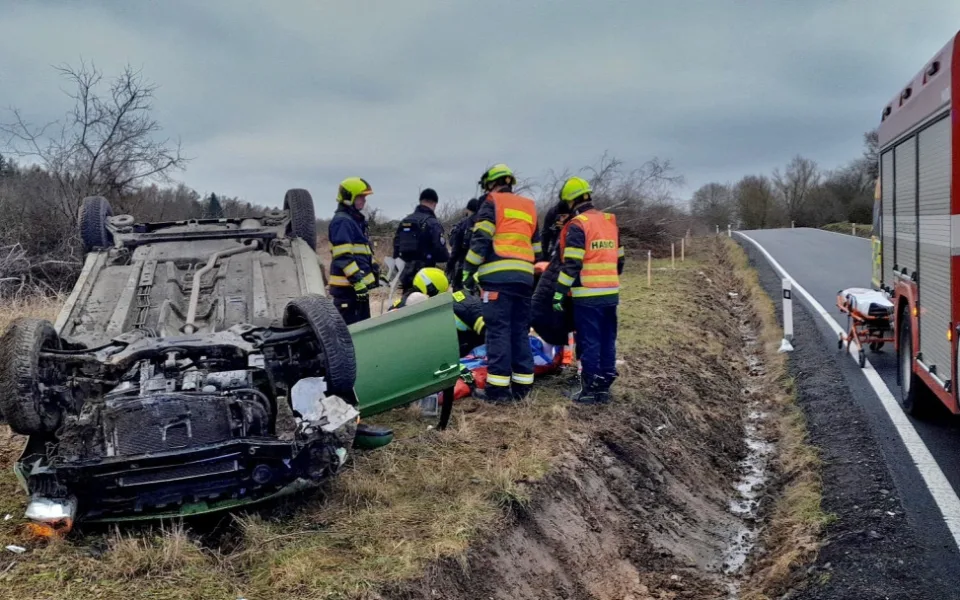 Řidička utrpěla těžké zranění, když její auto vyletělo ze silnice a na poli se převrátilo na střechu