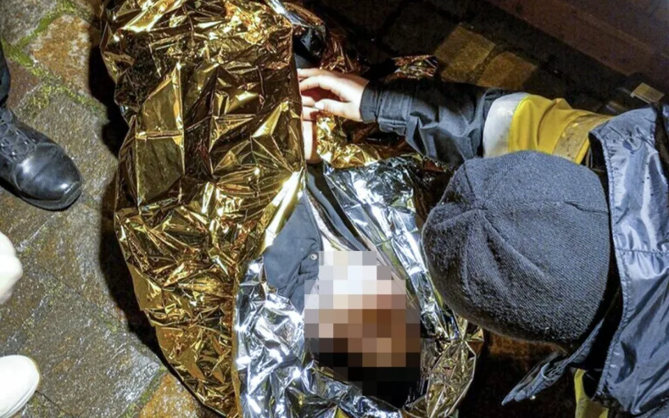 Žena ležela s vytřeštěnýma očima mezi stánky Adventních trhů, byla úplně namol