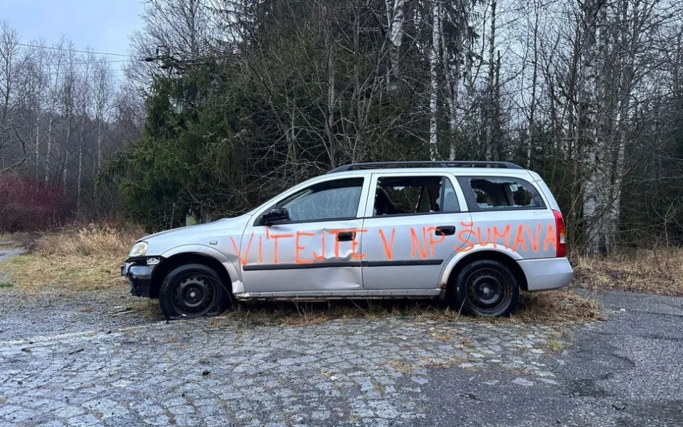 Už rok hyzdí NP Šumava odstavený autovrak. Neznámý vtipálek ho opatřil nápisem, jenž vítá v národním parku