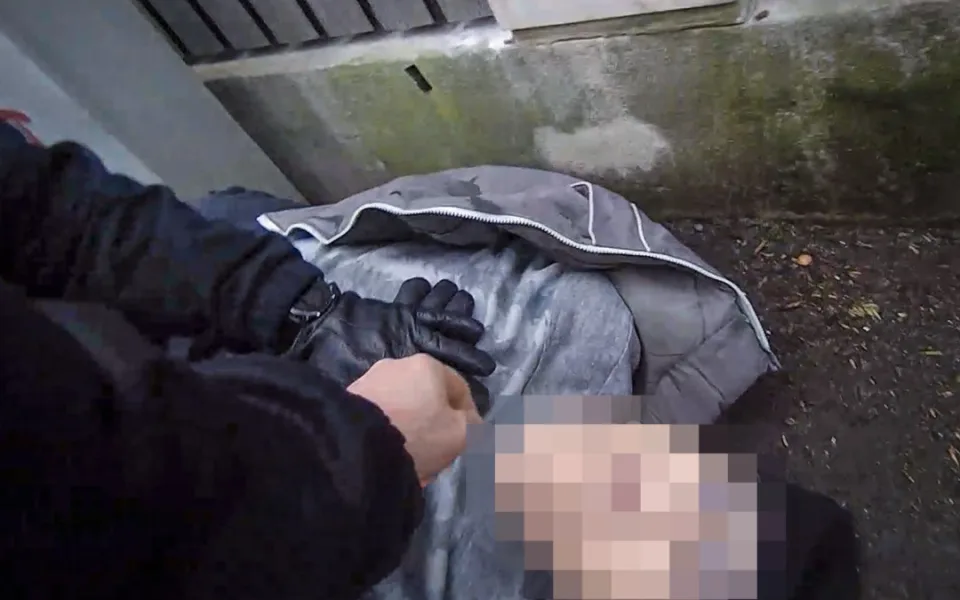 VIDEO: Strážníci resuscitovali na chodníku devětaosmdesátiletého muže