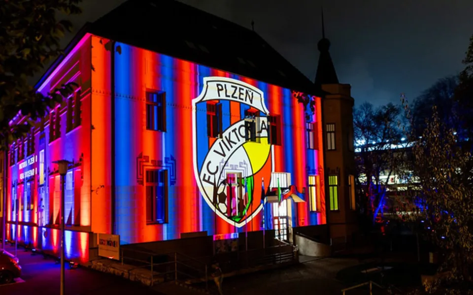 Plzeň se před zápasem se slavným Manchesterem zabarvila do červenomodré