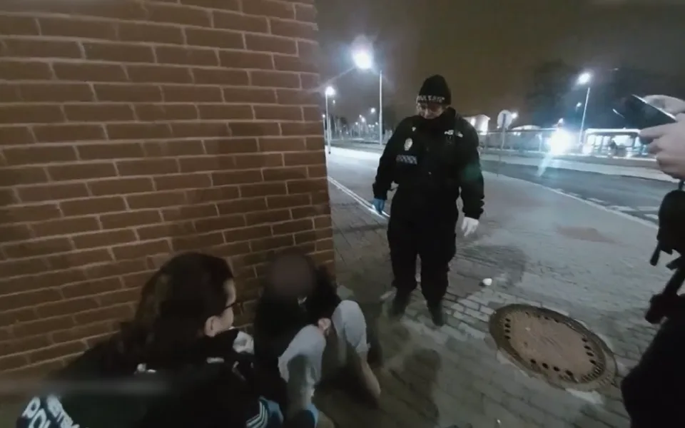 VIDEO: Jsem dobrá, tvrdila žena se zakrváceným obličejem, nadýchala 4,5 promile