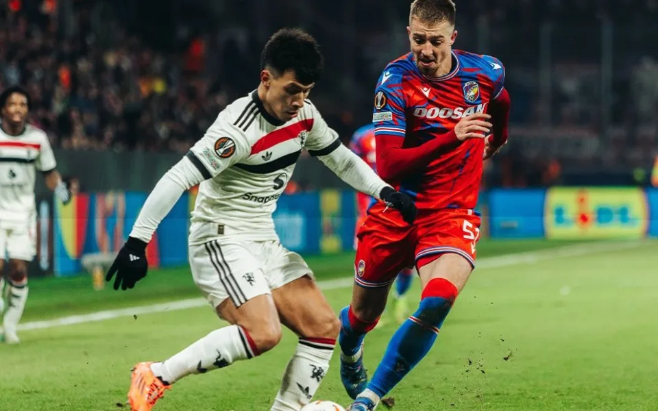 Fotbalisté Plzně neudrželi vedení a s Manchesterem gólem v závěru prohráli 1:2