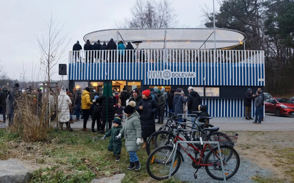 Nový stánek s občerstvením na hrázi mezi Velkým a Malým Boleveckým rybníkem měl premiérovou otevíračku