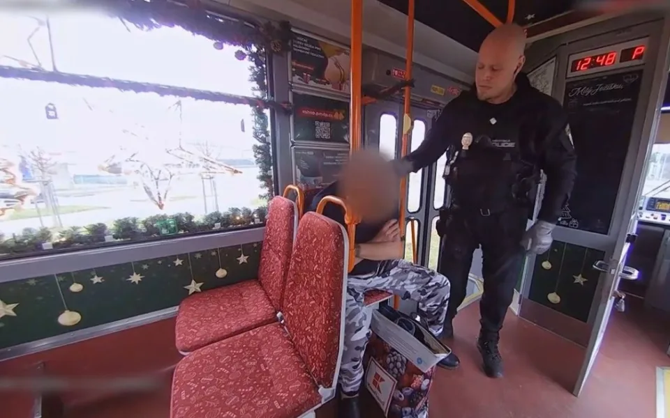 VIDEO: Opilý muž okupoval vánoční tramvaj a odmítal vystoupit. Strážníci byli nekompromisní
