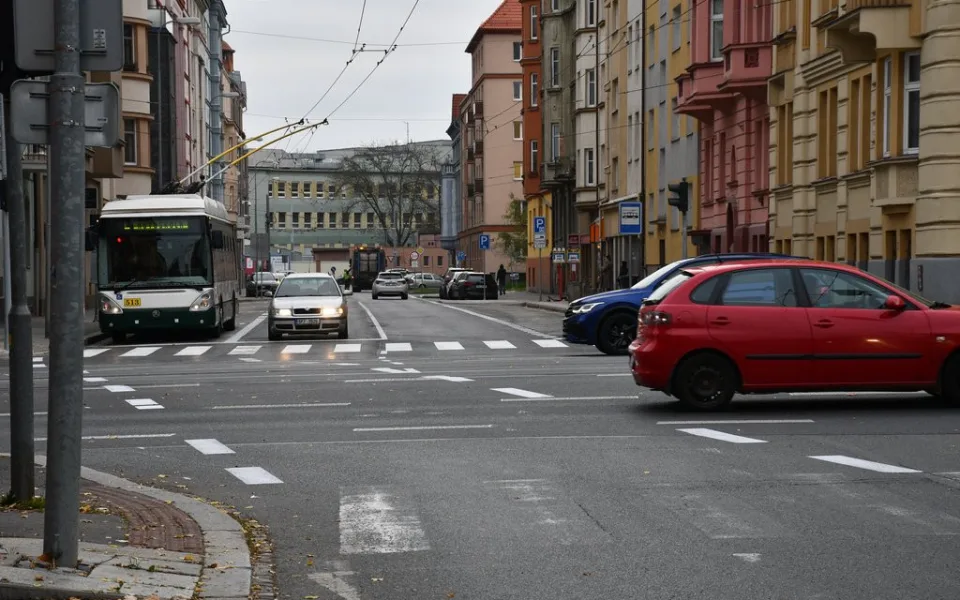 Město zavedlo semafor, který pozná vůz MHD a pouští ho první