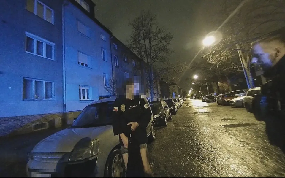 Bez kalhot se potácel po ulici silně opilý muž. Byl zmatený a celý se třásl zimou