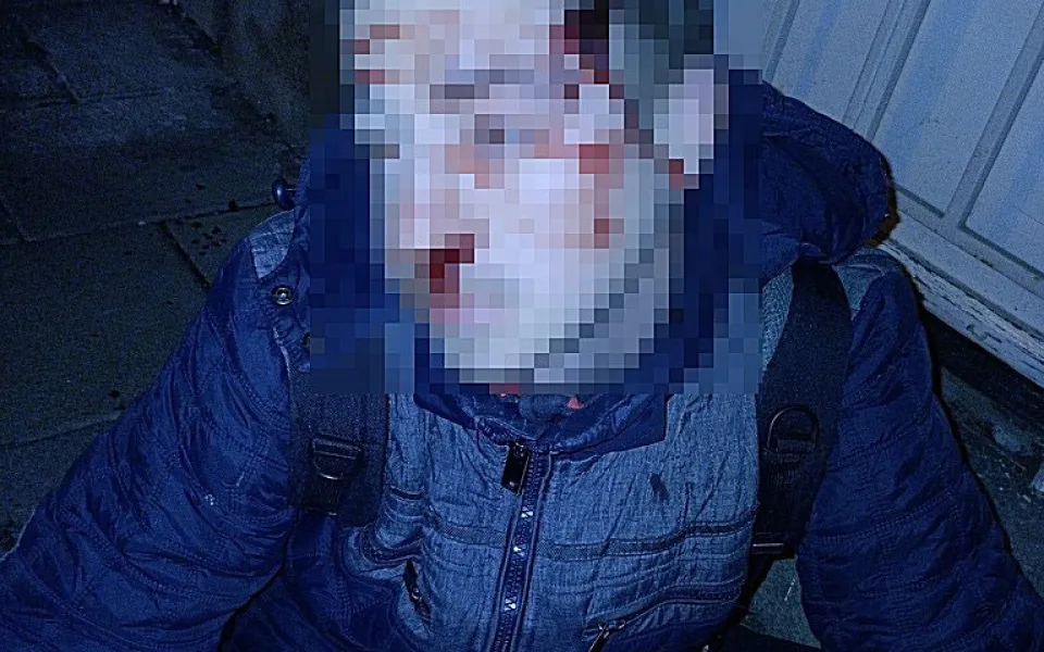 Silně opilý muž se ošklivě pořezal o střepy z lahve. Držel ji v ruce, když se řítil k zemi