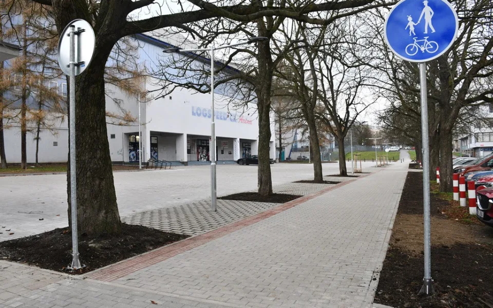 Za šest milionů upravilo město Plzeň boční prostranství před zimním stadionem v Třebízského ulici