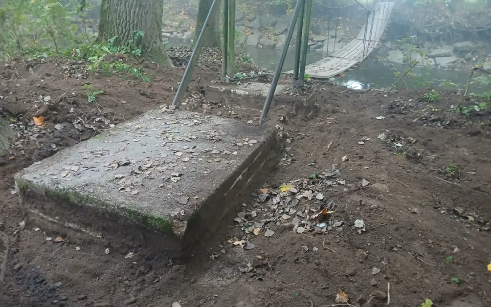 Dobřany dokončují rekonstrukci lanové lávky přes Radbuzu, je velmi populární
