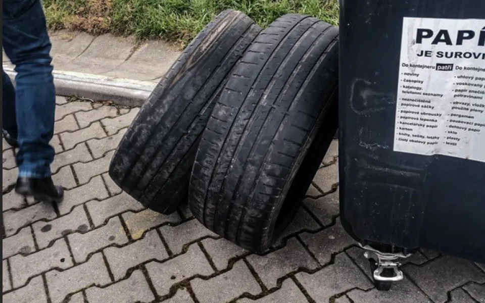 Muži vyházeli z černého SUV Mercedesu ojeté pneumatiky, místo do sběru je mrskli za benzinku