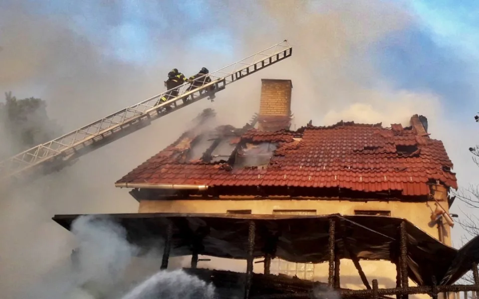 VIDEO: Nedbalost způsobila požár a škody za miliony, plameny krotilo osm jednotek hasičů