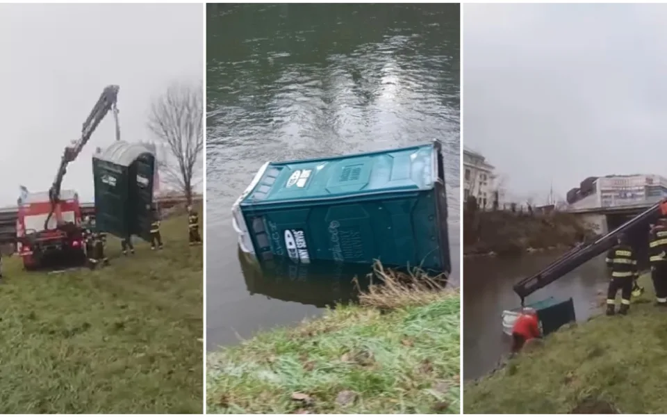 VIDEO: U břehu Radbuzy zakotvila kadibudka, hasiči si po ní sáhli hydraulickou rukou