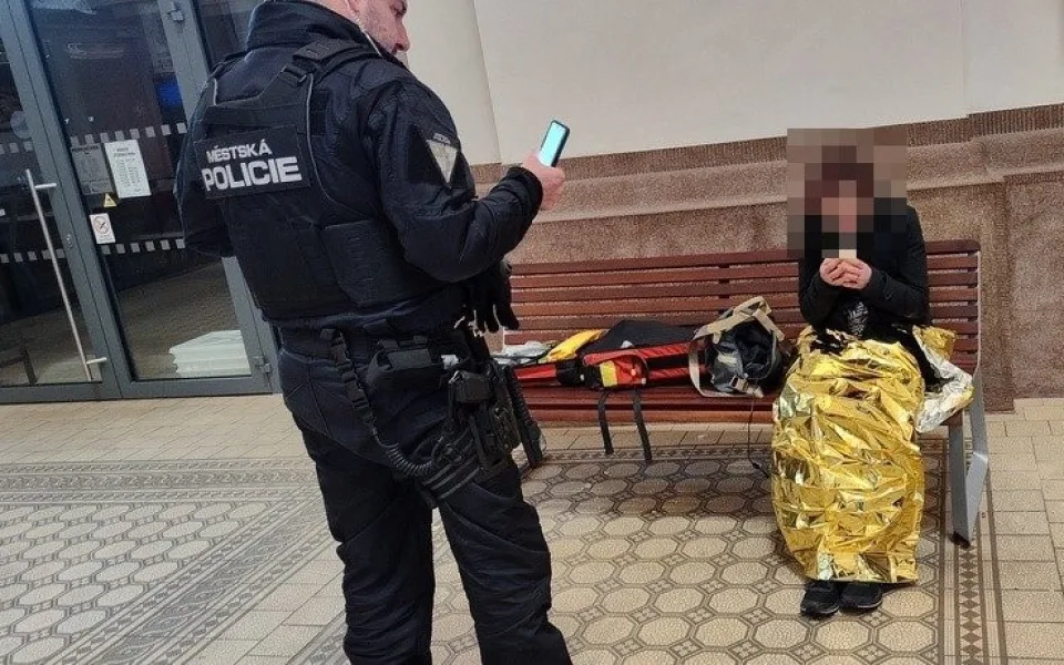 Mladou ženu našli strážníci promrzlou na nástupišti. Přiznala, že si dala pervitin a ztrácí zrak
