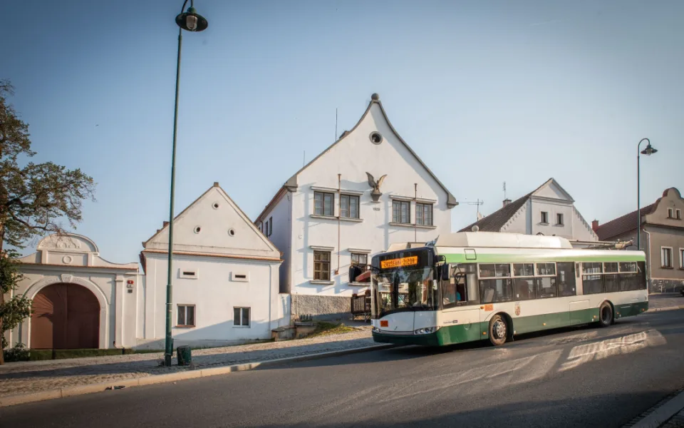 Do ulic vyjede zkušební linka č.9, trolejbusy propojí Karlov s Koterovem