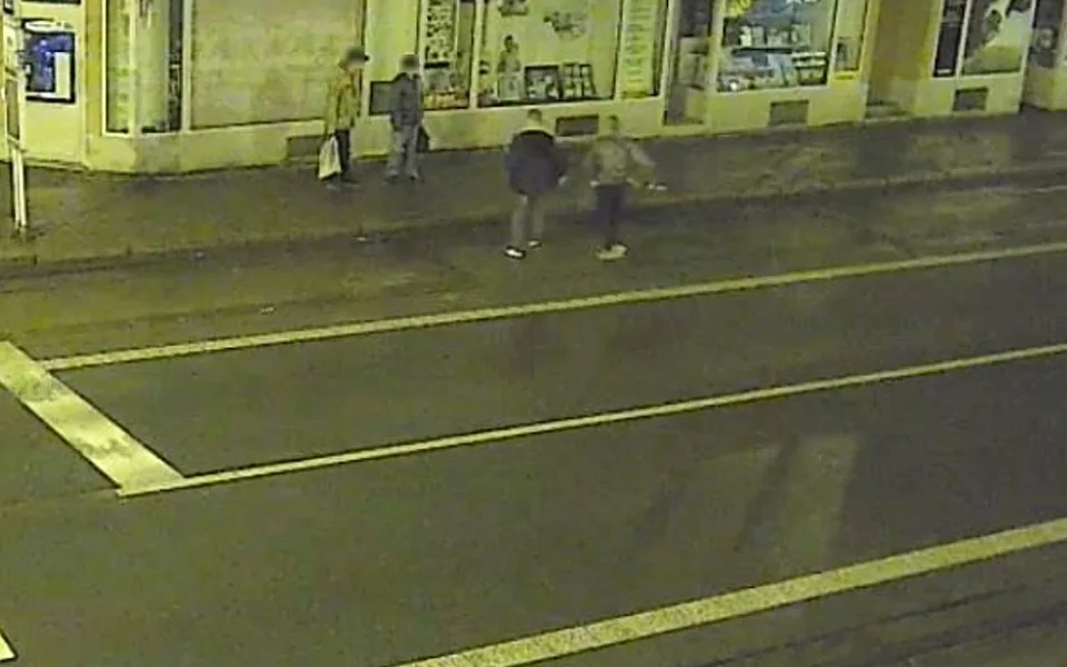 Foto zachycuje dva podezřelé muže, jak přichází k zastávce MHD