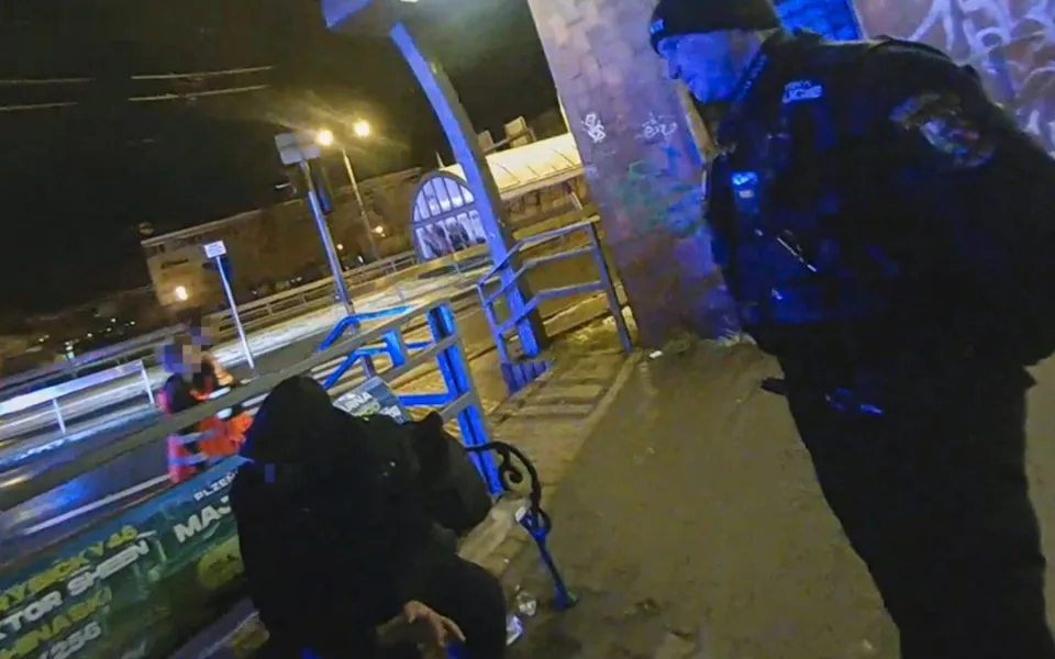 U zmrzlinového stánku ležel prochladlý a opilý muž, nedokázal se ani postavit na nohy
