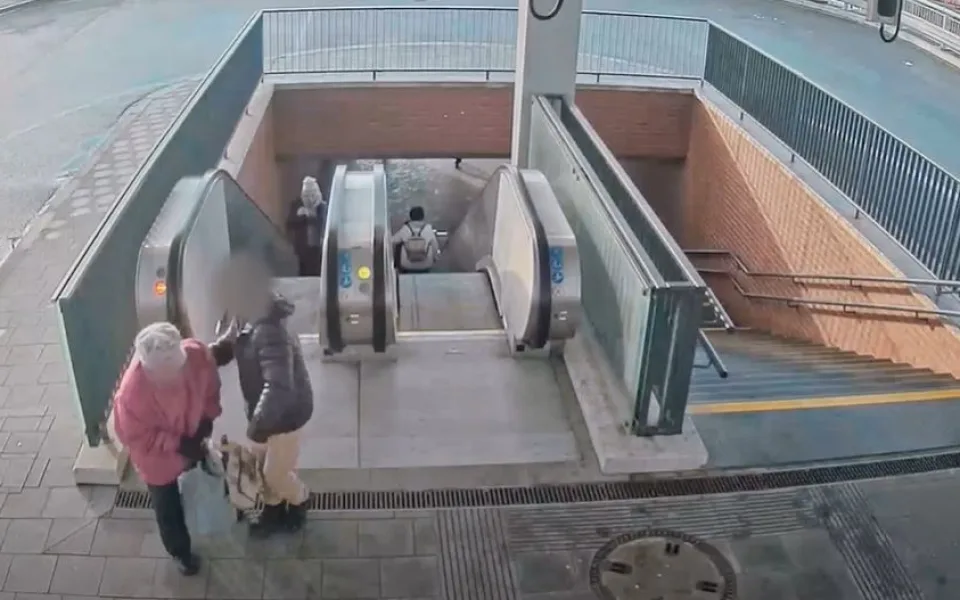 Muž pomohl zraněné seniorce vyjet po eskalátoru na nástupiště