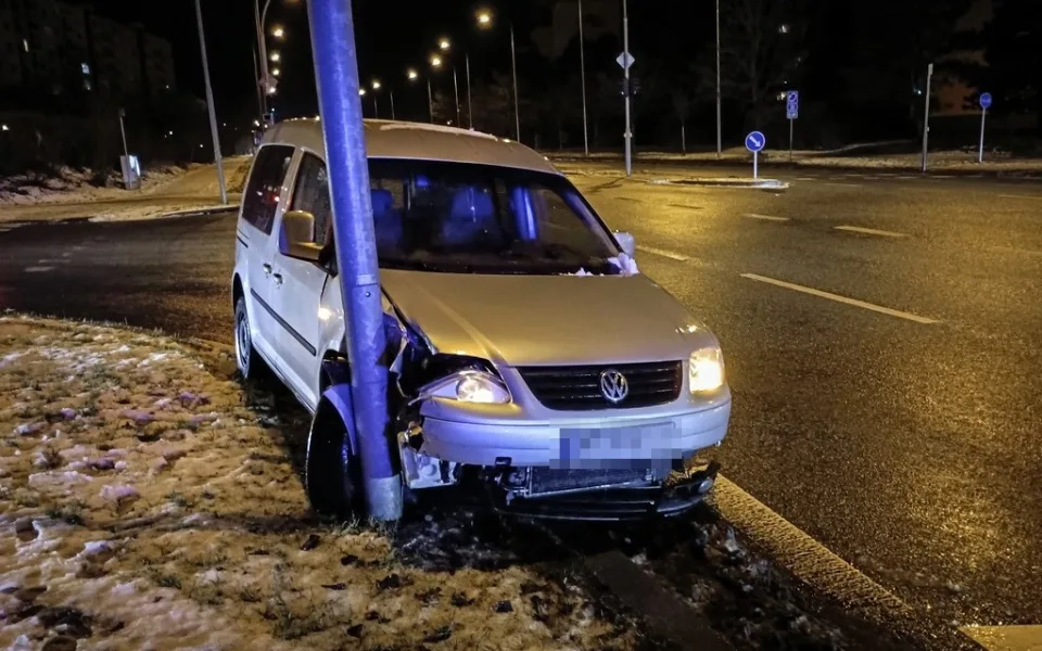 Auto napasované do lampy a posádka nikde, celá záhada měla překvapivé rozuzlení