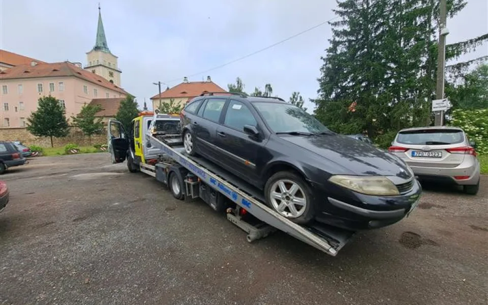 Opakovaná konfrontace a neústupnost strážníků se vyplácí, ročně zmizí z ulic Rokycan 50 dlouhodobě odstavených aut