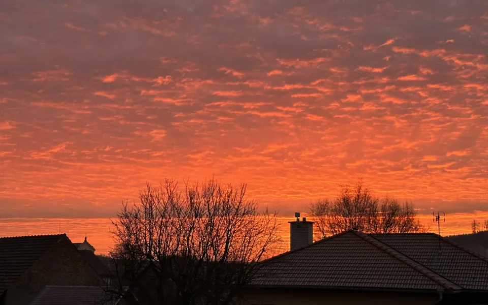 Oblohu ráno na východě zalily překrásně oranžové ranní červánky