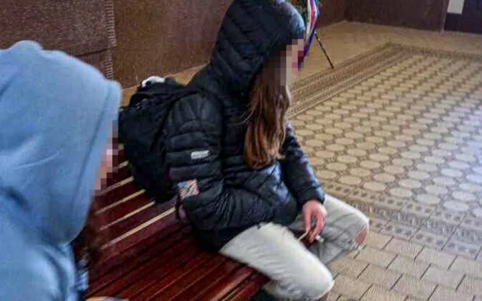 Žena kouřila v nádražní hale pro cestující, strážníkům se snažila drze a lživě namluvit, že je Asiatka