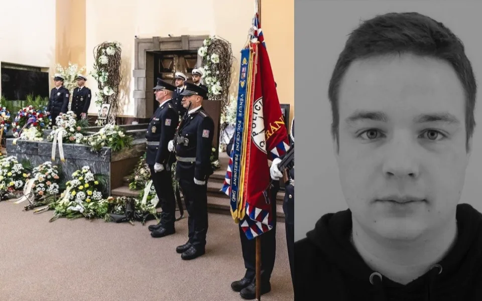 Policisté se poctami rozloučili se svým kolegou. Tragicky zahynul během výkonu služby při nehodě na D5