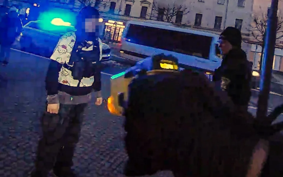S nožem v ruce kráčela po chodníku v nejrušnější části města psychicky nemocná žena. Zastavil ji až taser strážníka městské policie