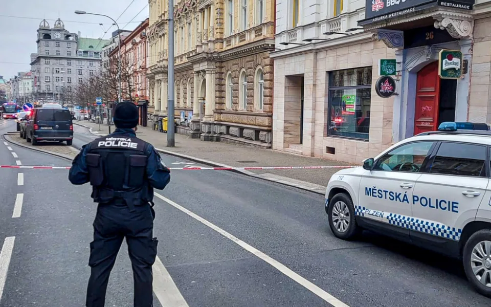 Anonym nahlásil bombu na sociálce, policie uzavřela rušnou třídu v centru Plzně